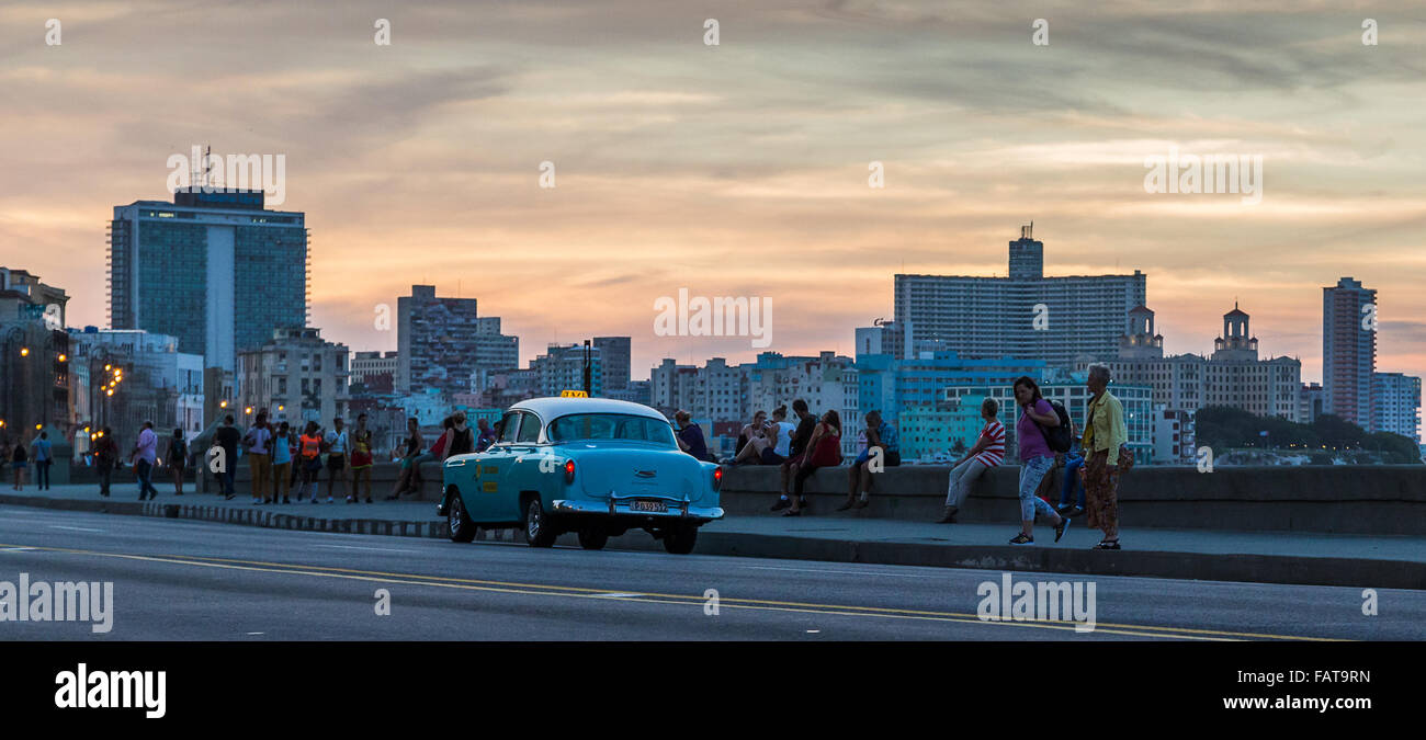 Die Malecon Autobahn während seiner Sternstunde wie die Sonne langsam erobert gründet Beleuchtung den Himmel in Schattierungen von Orange & rosa. Stockfoto