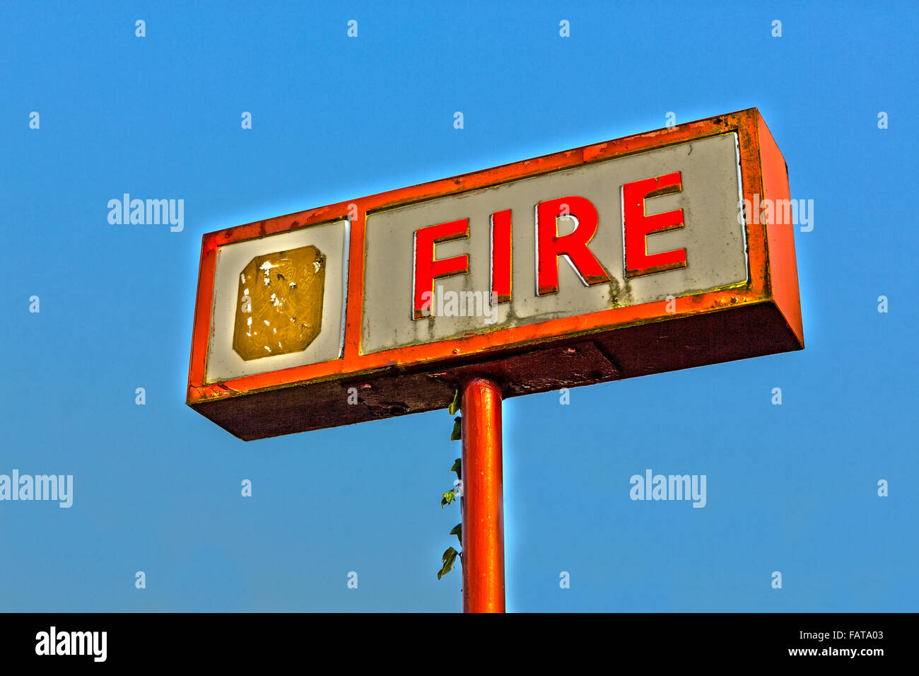 Wirklich alte Feuerwache Zeichen. Verblasst und schäbig Zeichen vor einem blauen Himmel. HDR-Effekt hinzugefügt, um Rand Glühen und satten Farben geben. Stockfoto