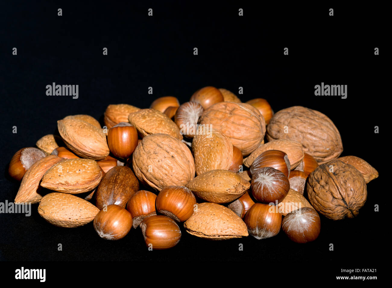 Nussmischung - Studio gedreht mit einem schwarzen Hintergrund Stockfoto