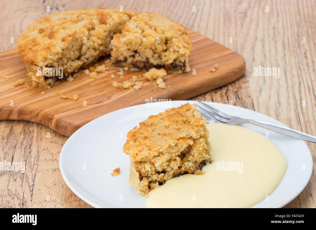Ein Stück des traditionellen Buxton Pudding serviert mit Milch Pudding aus Derbyshire, UK Stockfoto