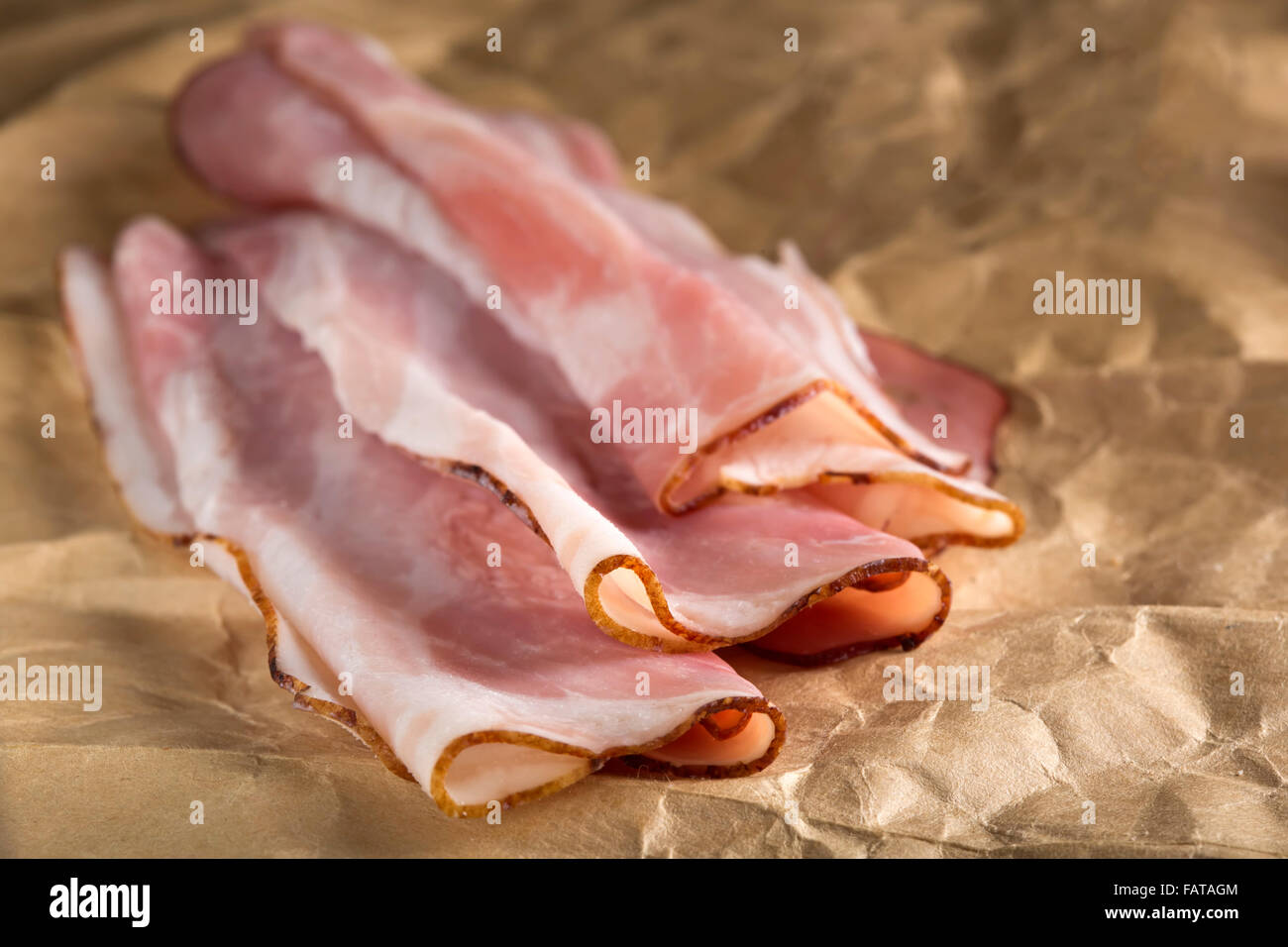 Nahaufnahme von appetitlich Speck auf Papierhintergrund Stockfoto