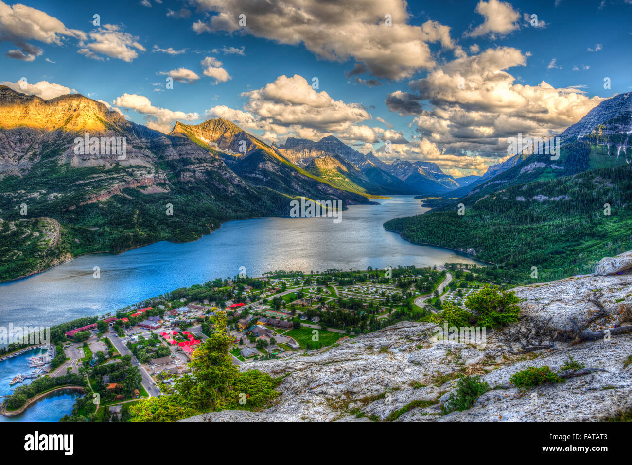 Mountain Top Aussicht mit Blick auf Waterton Lakes und Townsite, Waterton National Park Kanada Stockfoto