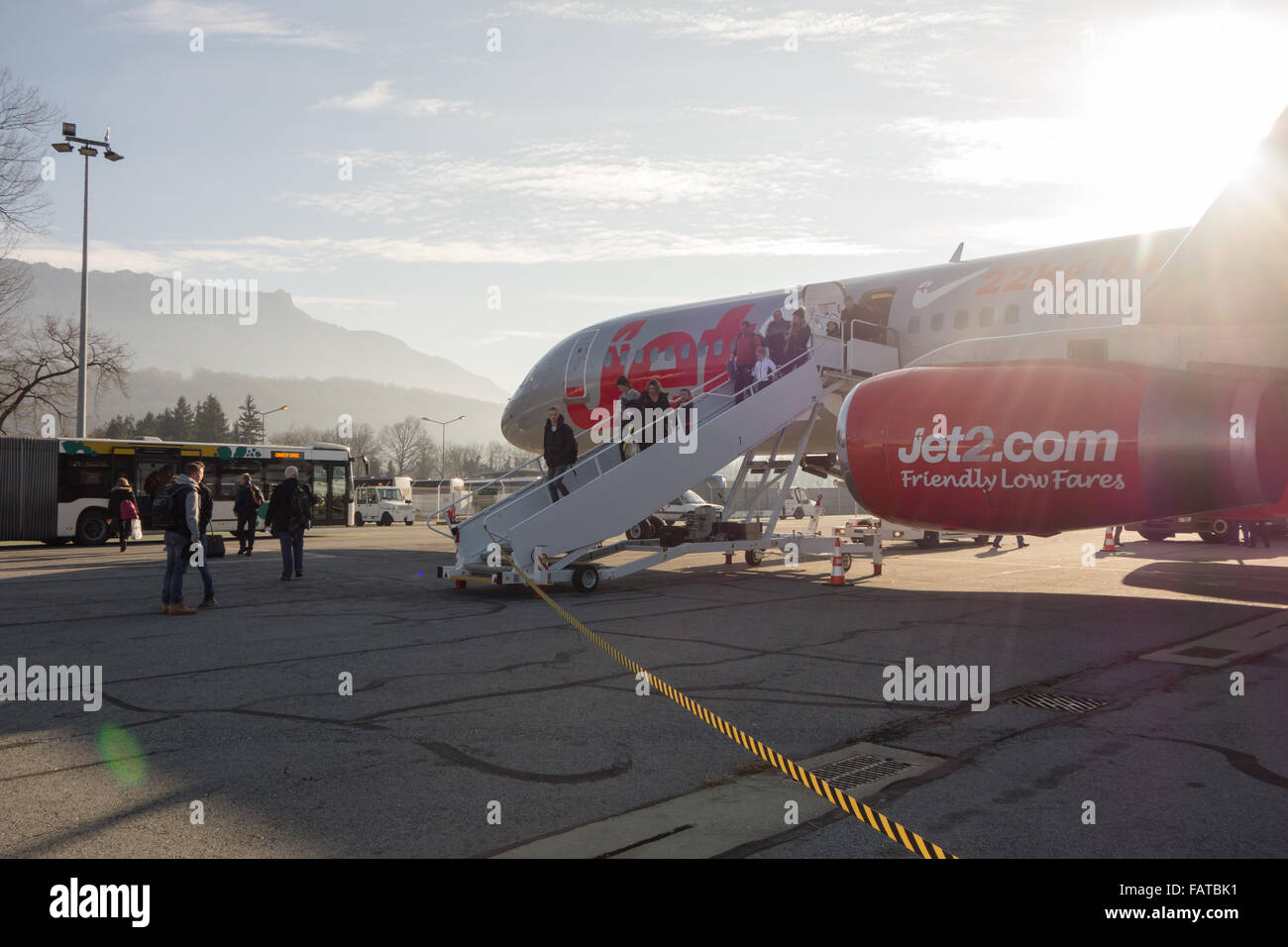 Passagiere aussteigen aus Jet2 Flugzeug am Flughafen Chambéry, Frankreich Stockfoto