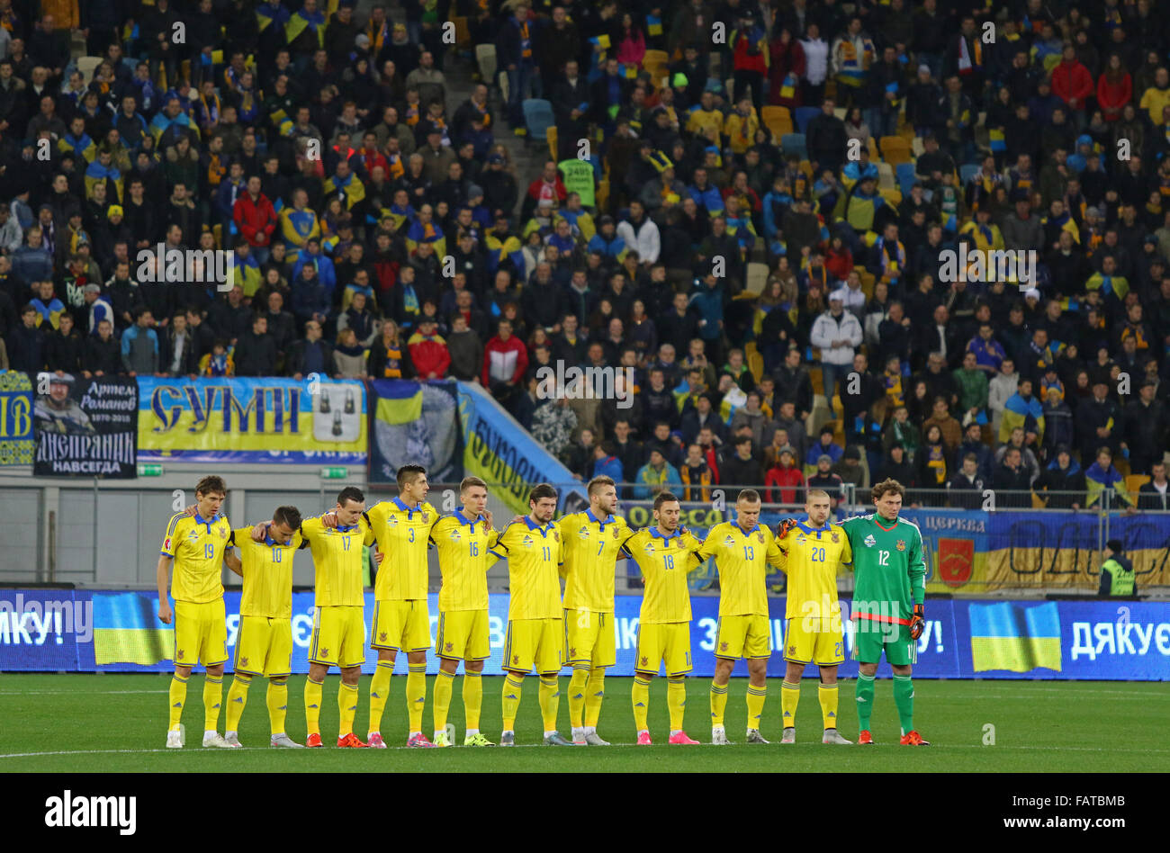 LVIV, UKRAINE - 14. November 2015: Minute des Schweigens zu Ehren Opfer von Anschlägen in Paris während der UEFA EURO 2016 Play-off für die Endrunde Spiel zwischen der Ukraine und Slowenien in Lviv Arena Stockfoto