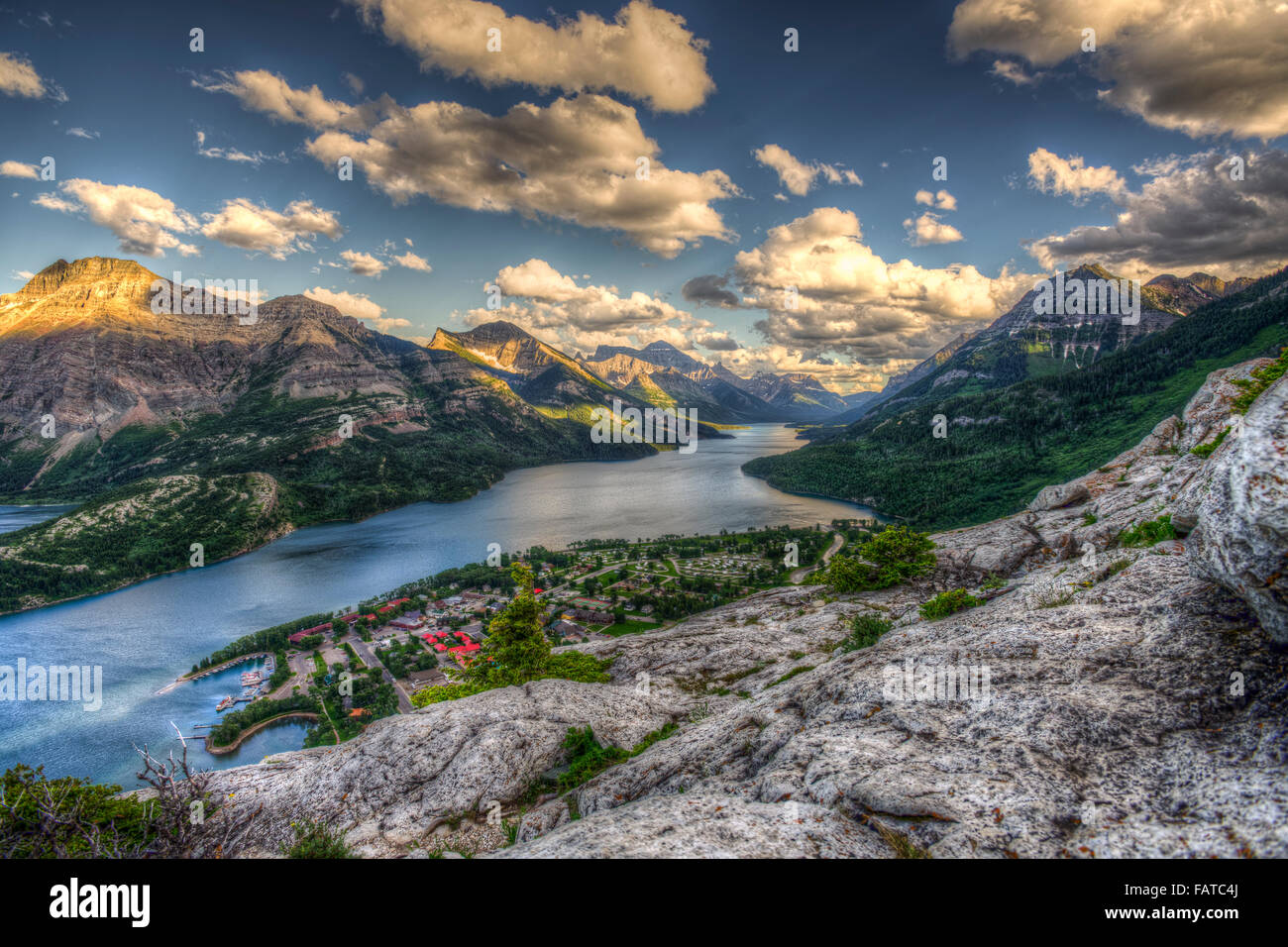 Mountain Top Aussicht mit Blick auf Waterton Lakes und Townsite, Waterton National Park Kanada Stockfoto