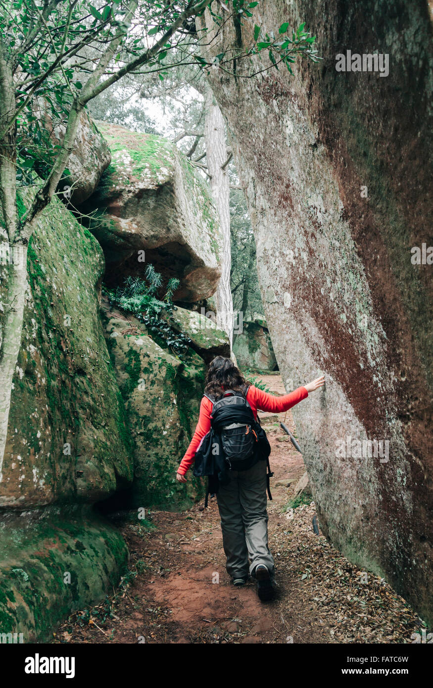 Neugierige Frau Wandern im Wald, mit einem Rucksack Stockfoto