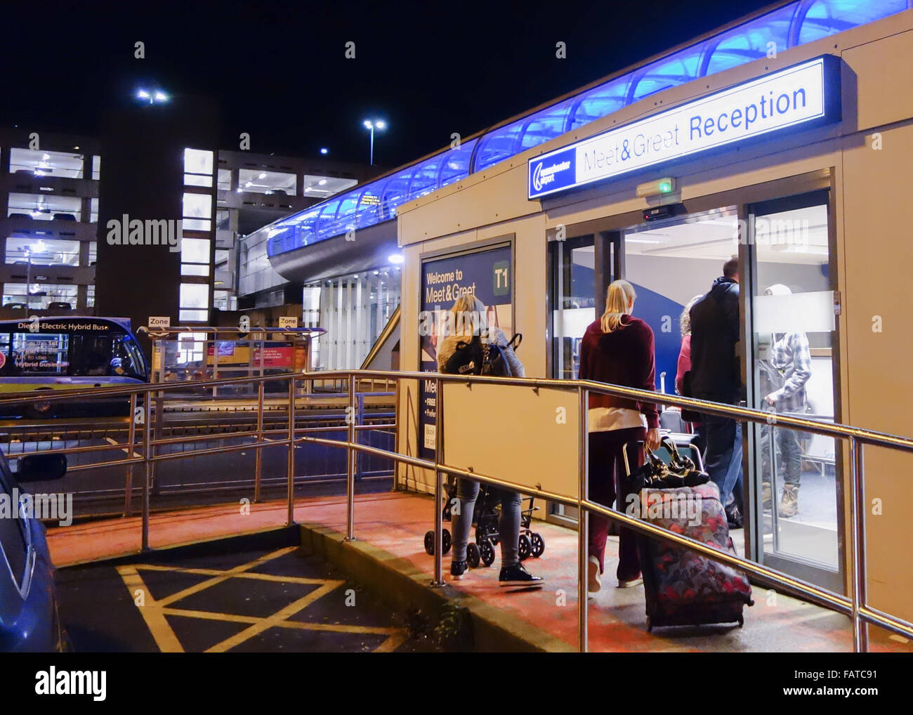 Urlauber, die Eingabe von Meet and Greet Parkplatz Rezeption Manchester Flughafen Terminal 1 - England, Vereinigtes Königreich Stockfoto