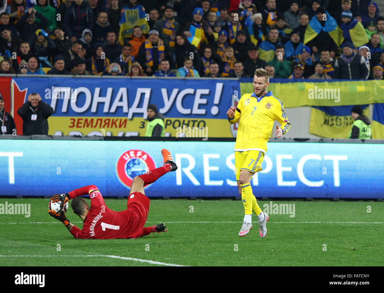 LVIV, UKRAINE - 14. November 2015: Torwart Samir Handanovic von Slowenien (L) und Andriy Yarmolenko der Ukraine in Aktion Stockfoto