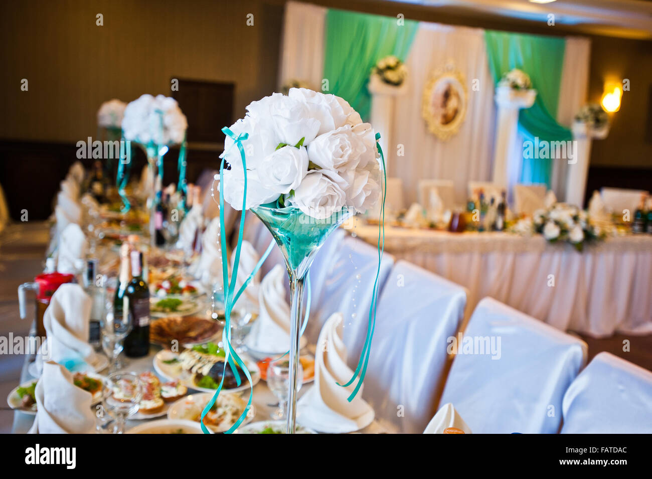 Blumenstrauß am Tisch des Gastes auf Hochzeit Stockfoto