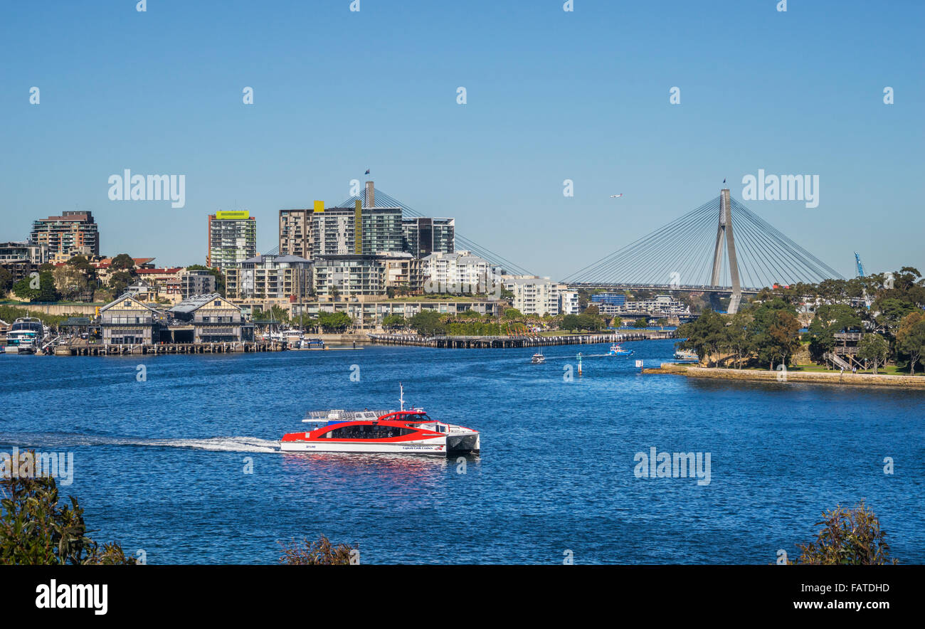 Australien, New South Wales, Sydney, Darling Harbour, Blick auf Jones Bay Wharf und Pyrmont Point Park und Anzac Bridge Stockfoto