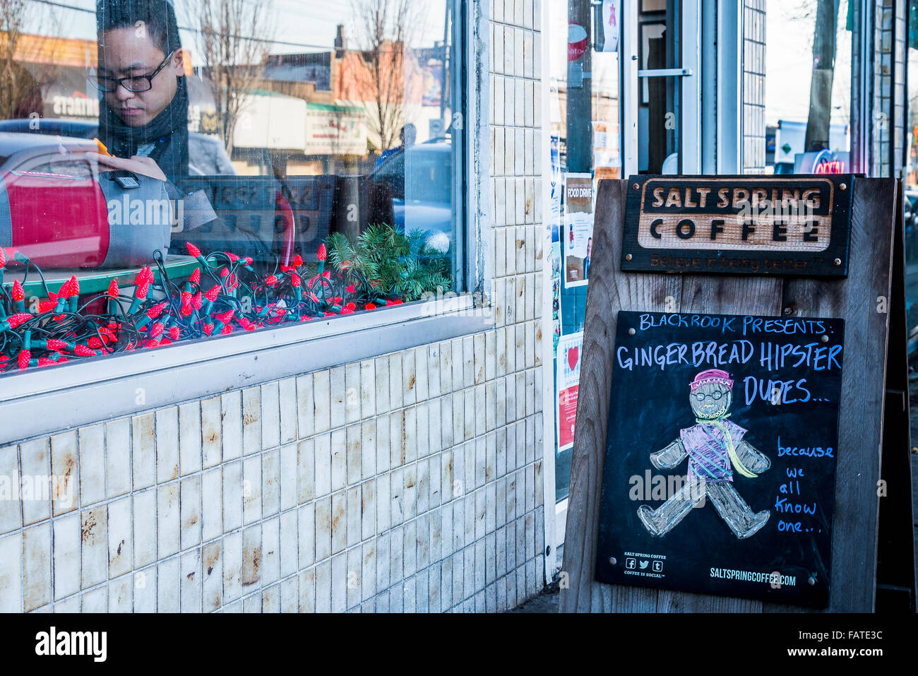 Hipster-Zeichen und Coffee-Shop-Fenster, Vancouver, British Columbia, Kanada Stockfoto