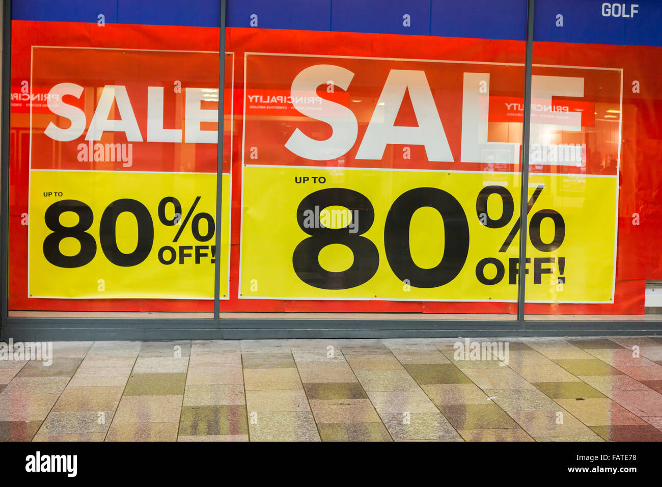 großes Geschäft Fenster Verkauf 80 % Rabatt auf poster Stockfoto