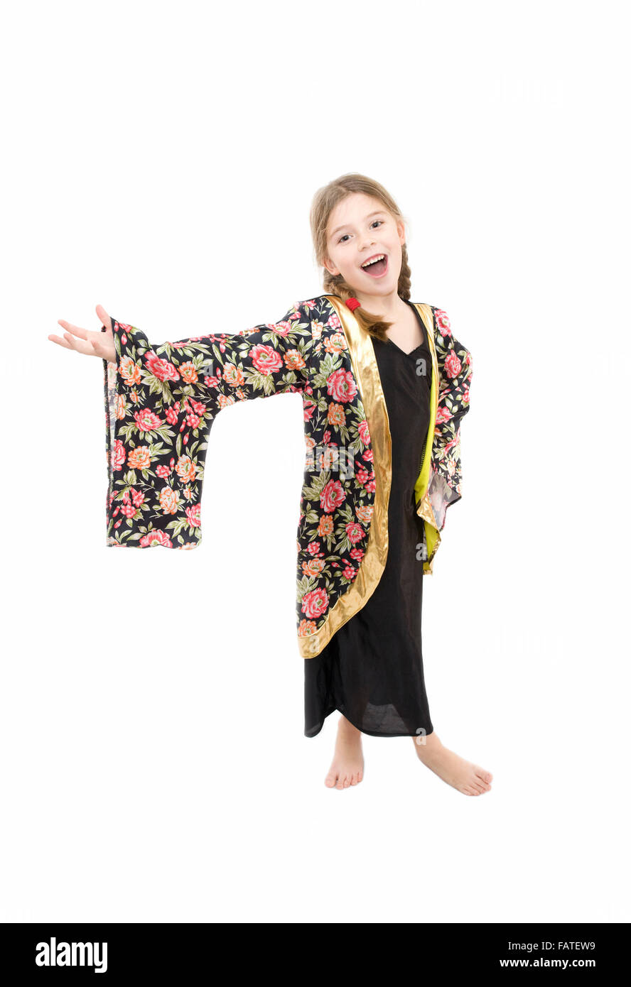 junges Mädchen spielen Dress up trägt einen japanischen Kimono und singen auf weißem Hintergrund Stockfoto