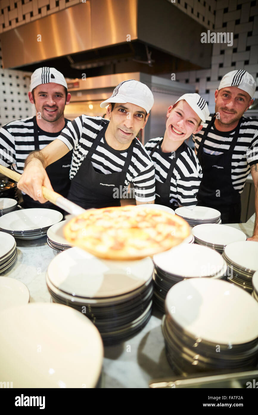 Pizza Express Restaurant öffnet in der weißen Rose Shopping Centre in Leeds Yorkshire Pizzaiolos Pizza Köche American pizza Stockfoto