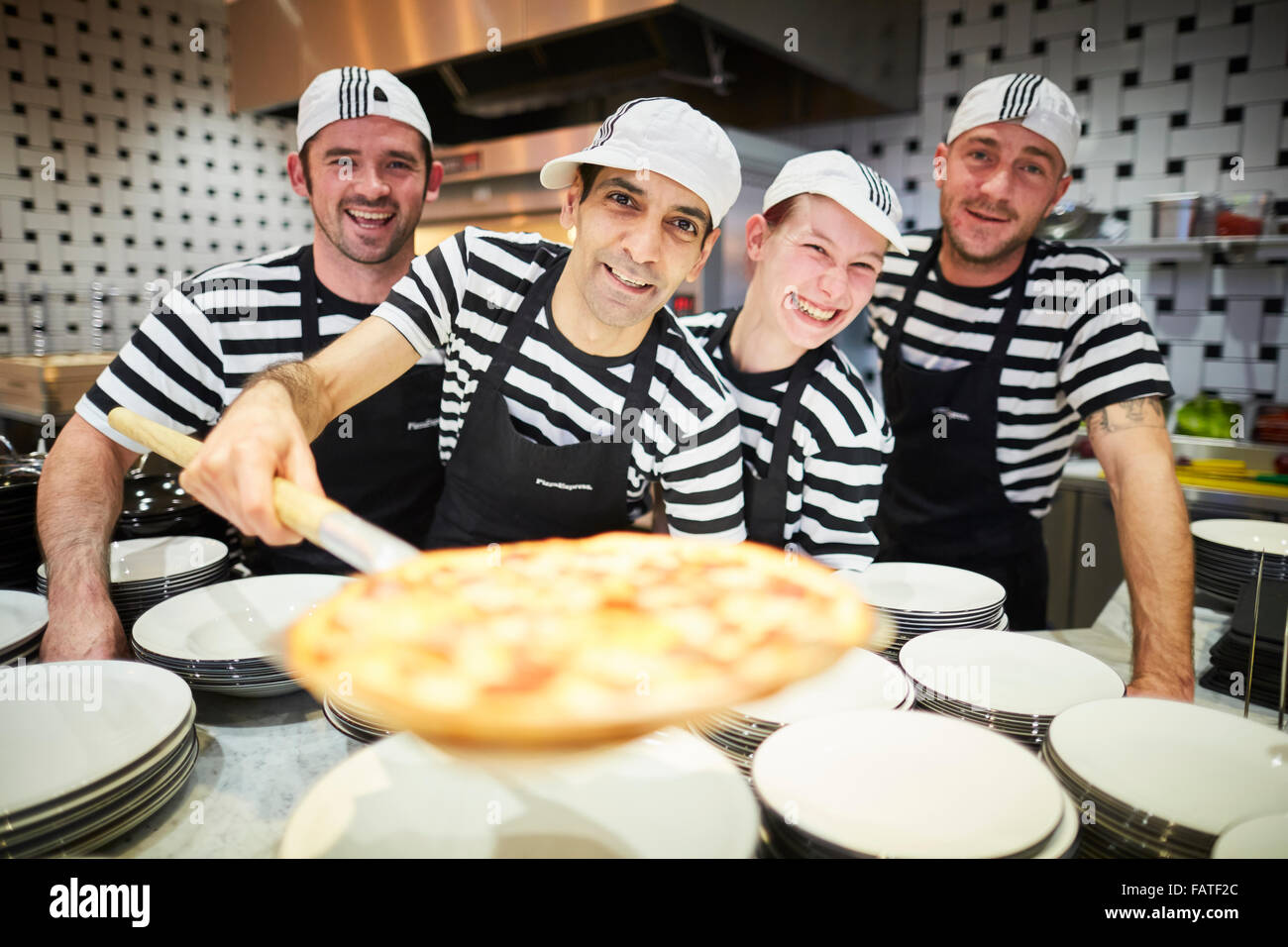 Pizza Express Restaurant öffnet in der weißen Rose Shopping Centre in Leeds Yorkshire Pizzaiolos Pizza Köche American pizza Stockfoto
