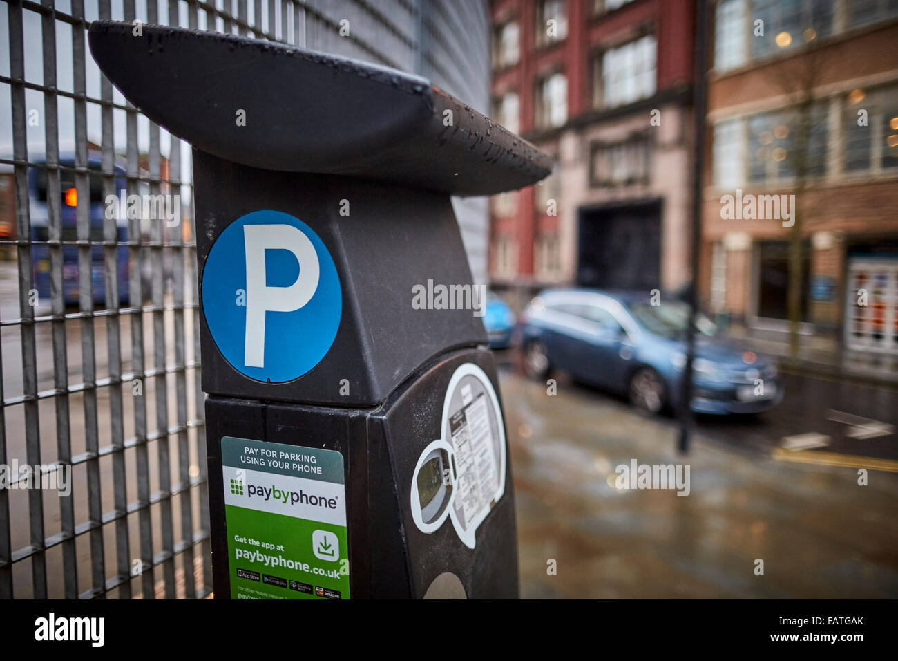 Weibliche Fahrer zahlt für die Parkuhr mit einem Paybyphone Handy-app in  Brighton UK Stockfotografie - Alamy