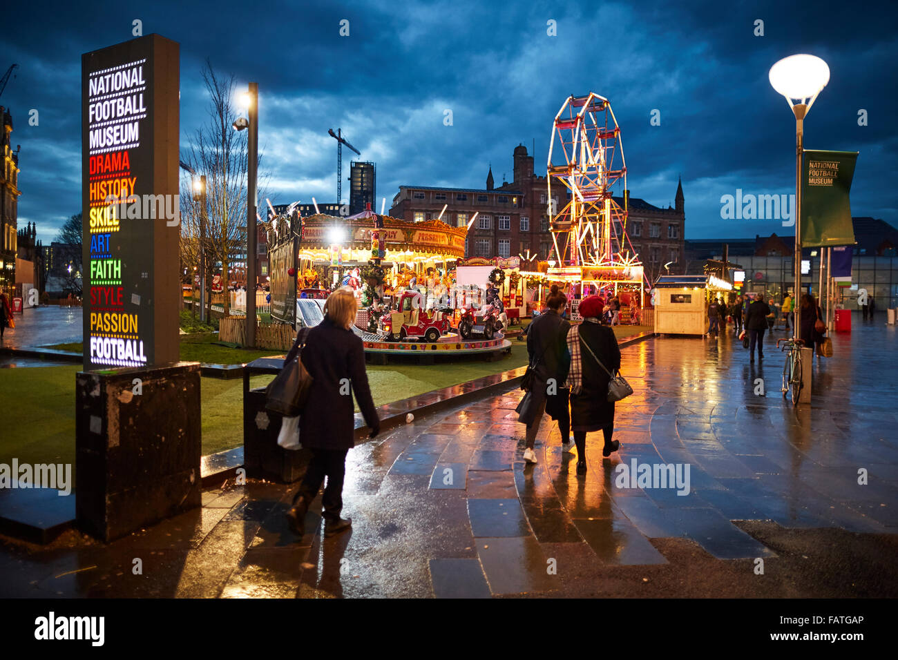 Manchester Stadtzentrum deutscher Art Christmas Markets 2015 in Kathedrale Gärten im Schatten der Urbis, National Football Museum Stockfoto
