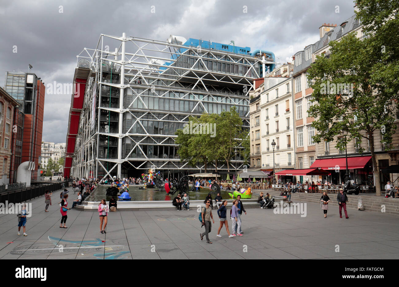 Das Centre Georges Pompidou und dem Strawinsky-Brunnen, Strawinsky Platz, Paris, Frankreich. Stockfoto