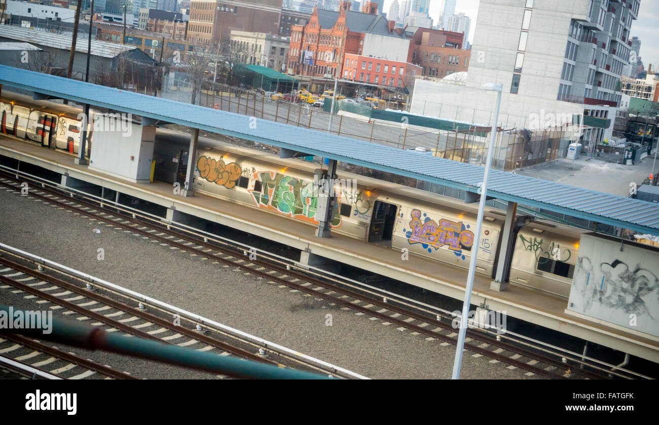 Ein Graffiti bedeckt Long Island Railroad Zug sitzt auf einem Abstellgleis in Hunters Point Station in Queens in New York auf Samstag, 3. Januar 2015.   (© Richard B. Levine) Stockfoto