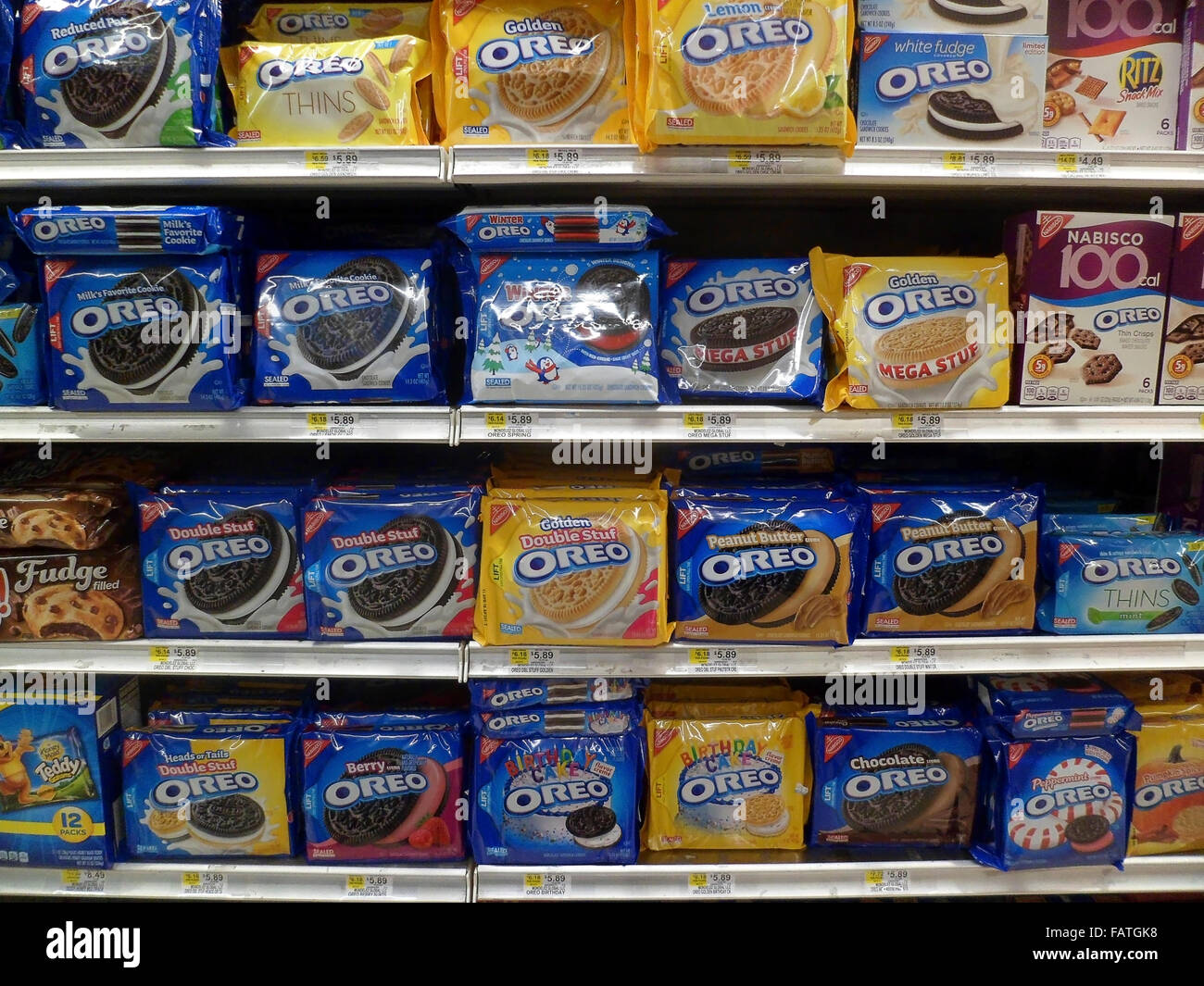 Boxen Nabisco Oreo Cookies in mehreren leckeren Geschmacksrichtungen auf einem Supermarktregal am Freitag, 1. Januar 2016 in New York. Das Unternehmen hat die Ante für Cookie-Liebhaber von coming out mit mehreren Geschmacksrichtungen der Milch und Cookie Klammer steigerte. (© Richard B. Levine) Stockfoto