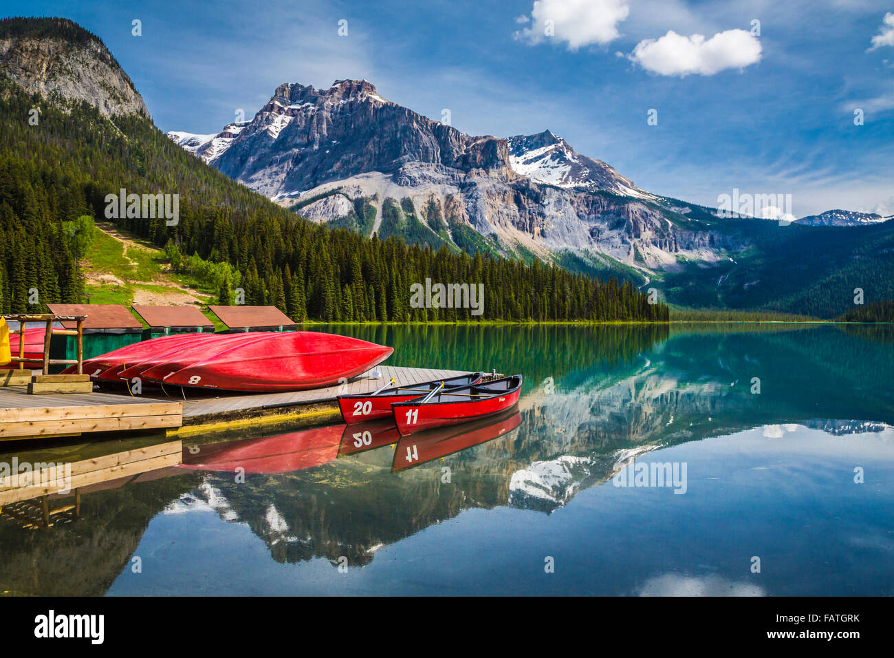 Roten Kanus auf dem Dock am Emerald Lake, Yoho Nationalpark, Britisch-Kolumbien, Kanada. Stockfoto