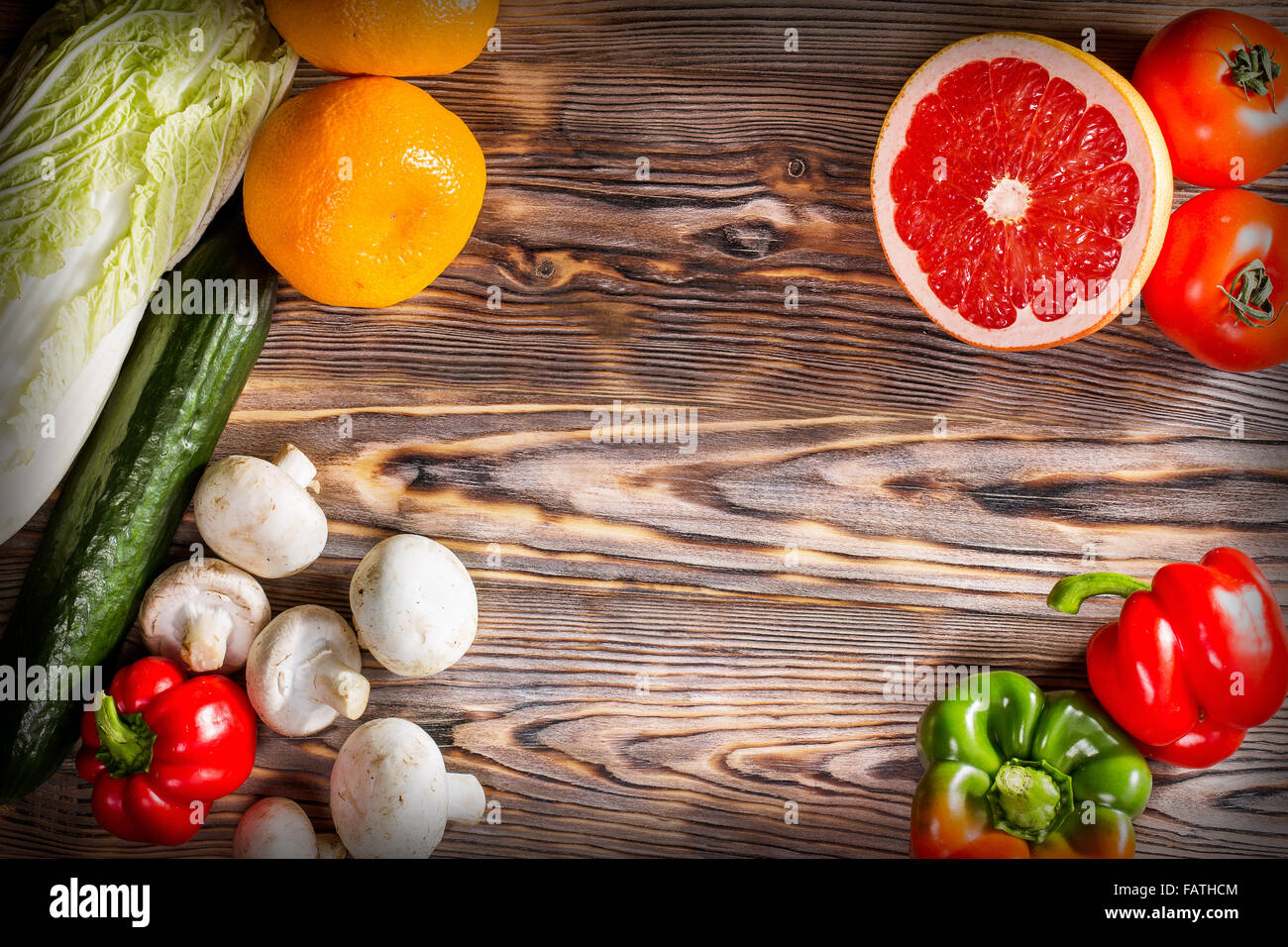 Obst und Gemüse auf dem hölzernen Hintergrund. Stockfoto
