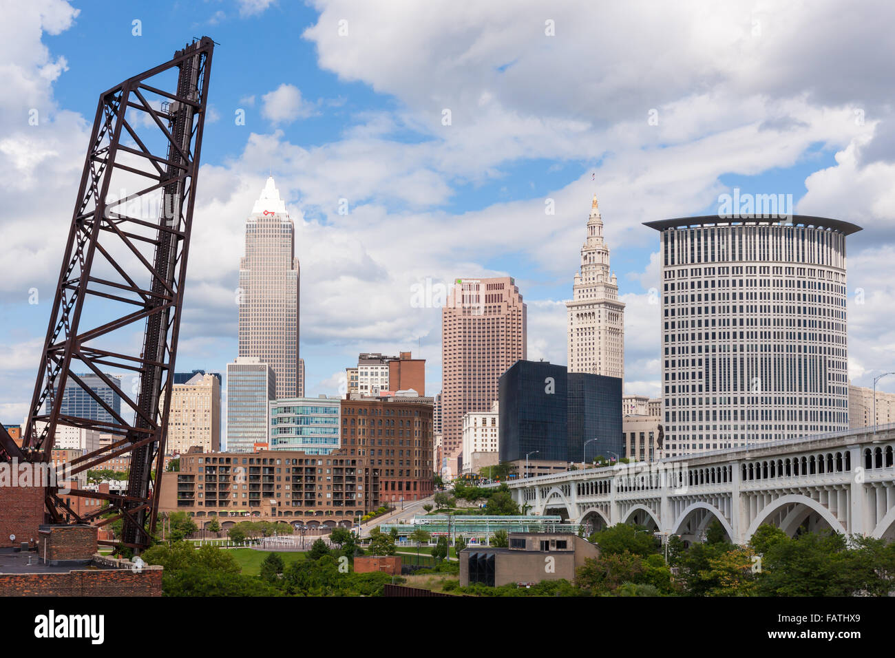 Die Skyline von Cleveland, Ohio von den Wohnungen aus gesehen. Stockfoto