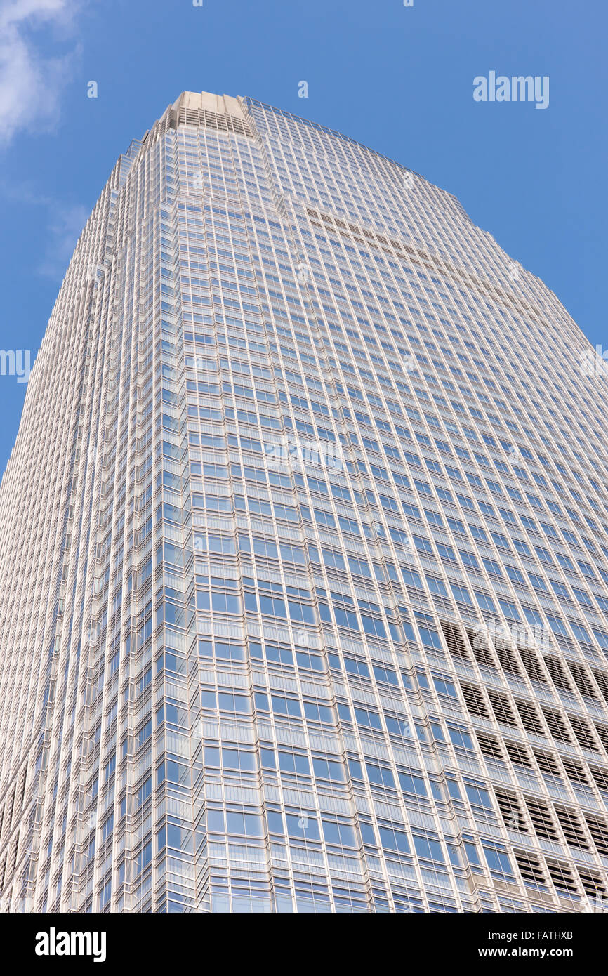 Ein Blick hinauf von 30 Hudson Street / der Goldman-Sachs-Turm in Jersey City, das höchste Gebäude in New Jersey. Stockfoto
