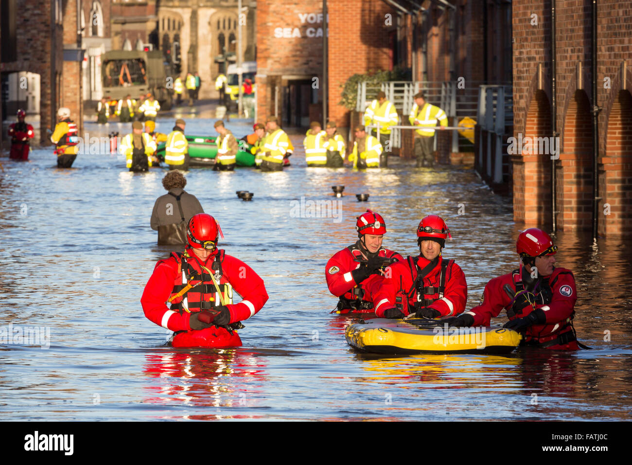 York Überschwemmungen, Skeldergate zu retten, nachdem der Fluss Ouse und Foss überflutet am 27. Dezember 2015 (Foss-Flut, die Schranke geöffnet) Stockfoto