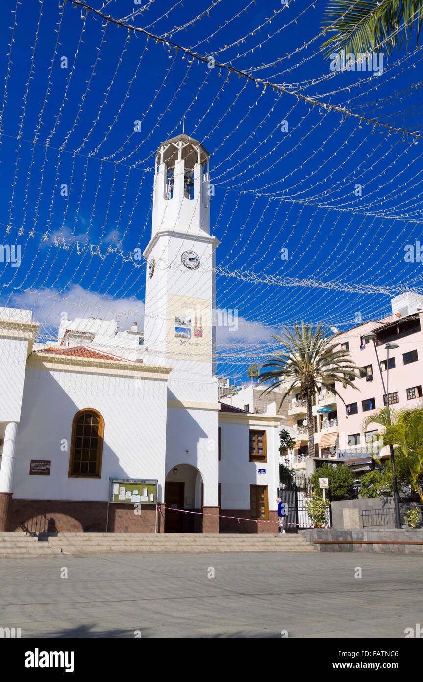 Teneriffa, Kanarische Inseln - Los Cristianos. Die Kirche ist bereit für Weihnachten. Stockfoto