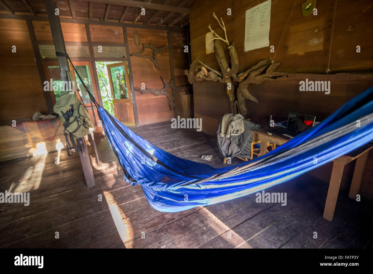 Hängematte in Holz-Ferienhaus in Prevab Orang-Utan-Forschungsstation, Kutai National Park, Indonesien. Stockfoto