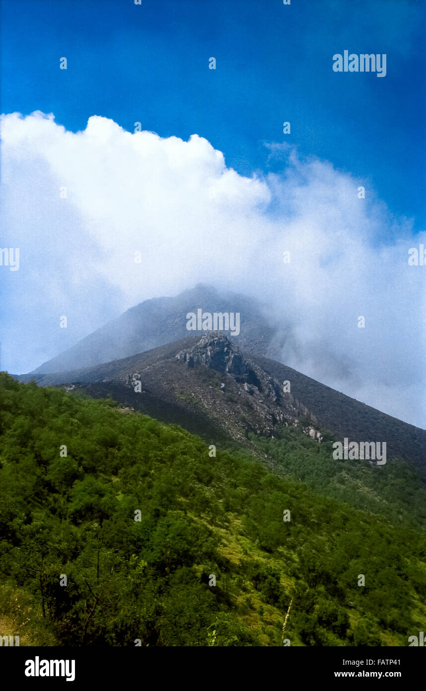 Der Gipfel des Vulkans Mount Merapi ist von einem Pfad aus zu sehen, der in Selo, Boyolali, Zentral-Java, Indonesien begann. Stockfoto