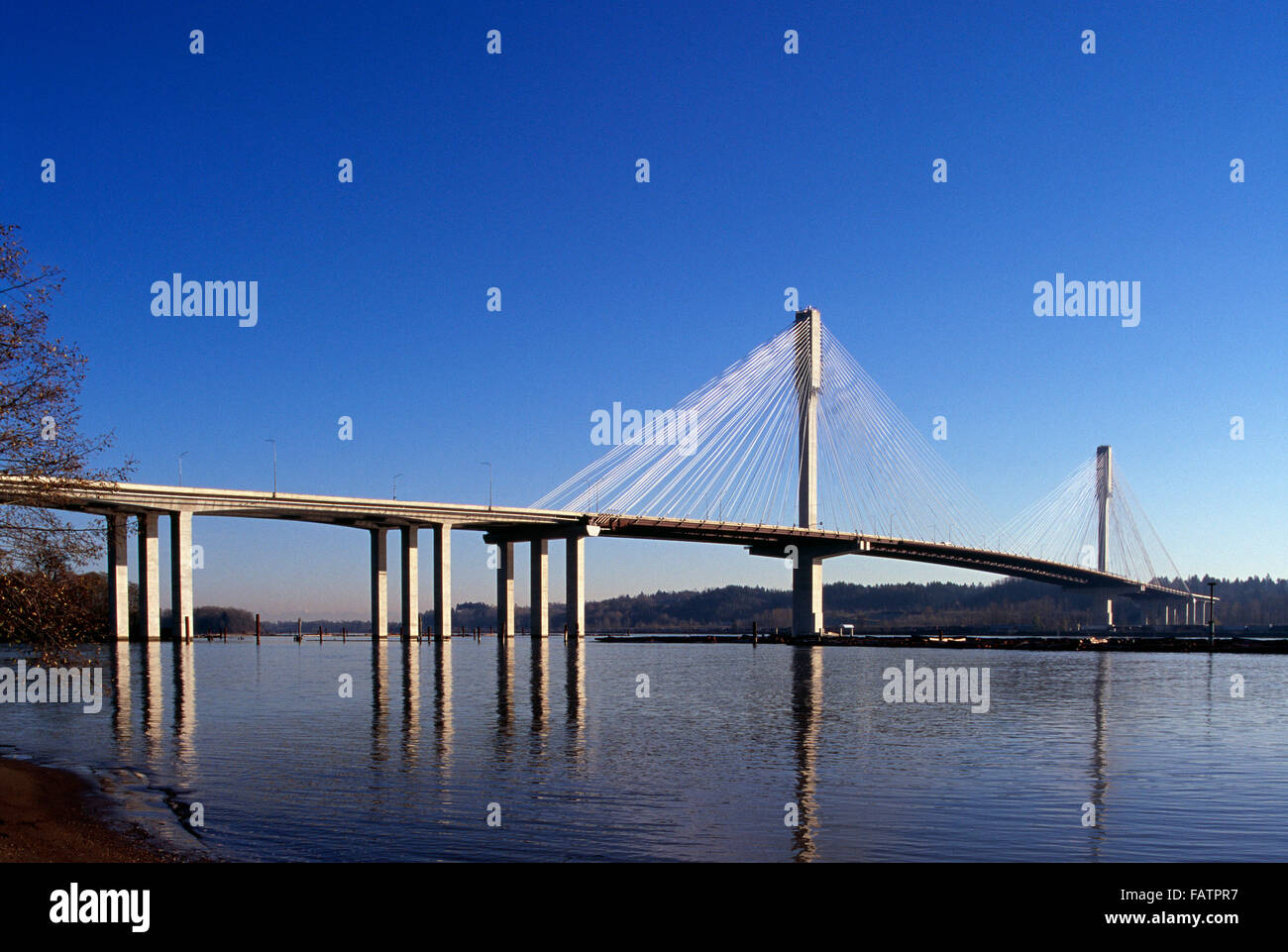 Neuer Hafen-Mann-Brücke und Trans-Canada Highway 1 über den Fraser River, Verknüpfung von Coquitlam und Surrey, BC, Britisch-Kolumbien, Kanada Stockfoto