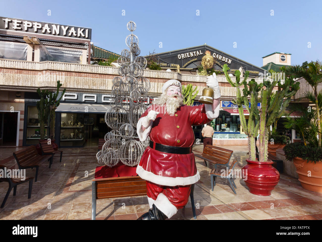 Teneriffa, Kanarische Inseln - Playa Las Americas. Weihnachten beginnt an  der Pagode Shopping Centre im November Stockfotografie - Alamy