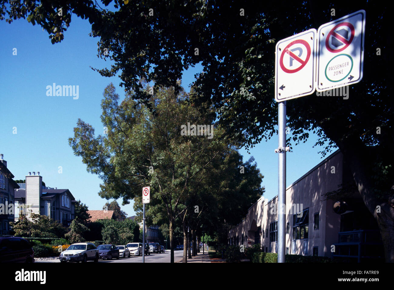 Satzungsänderung Ortsschild - keine Parkplätze, kein halten mehr Passagierbereich auf Urban Street, Vancouver, BC, Britisch-Kolumbien, Kanada Stockfoto