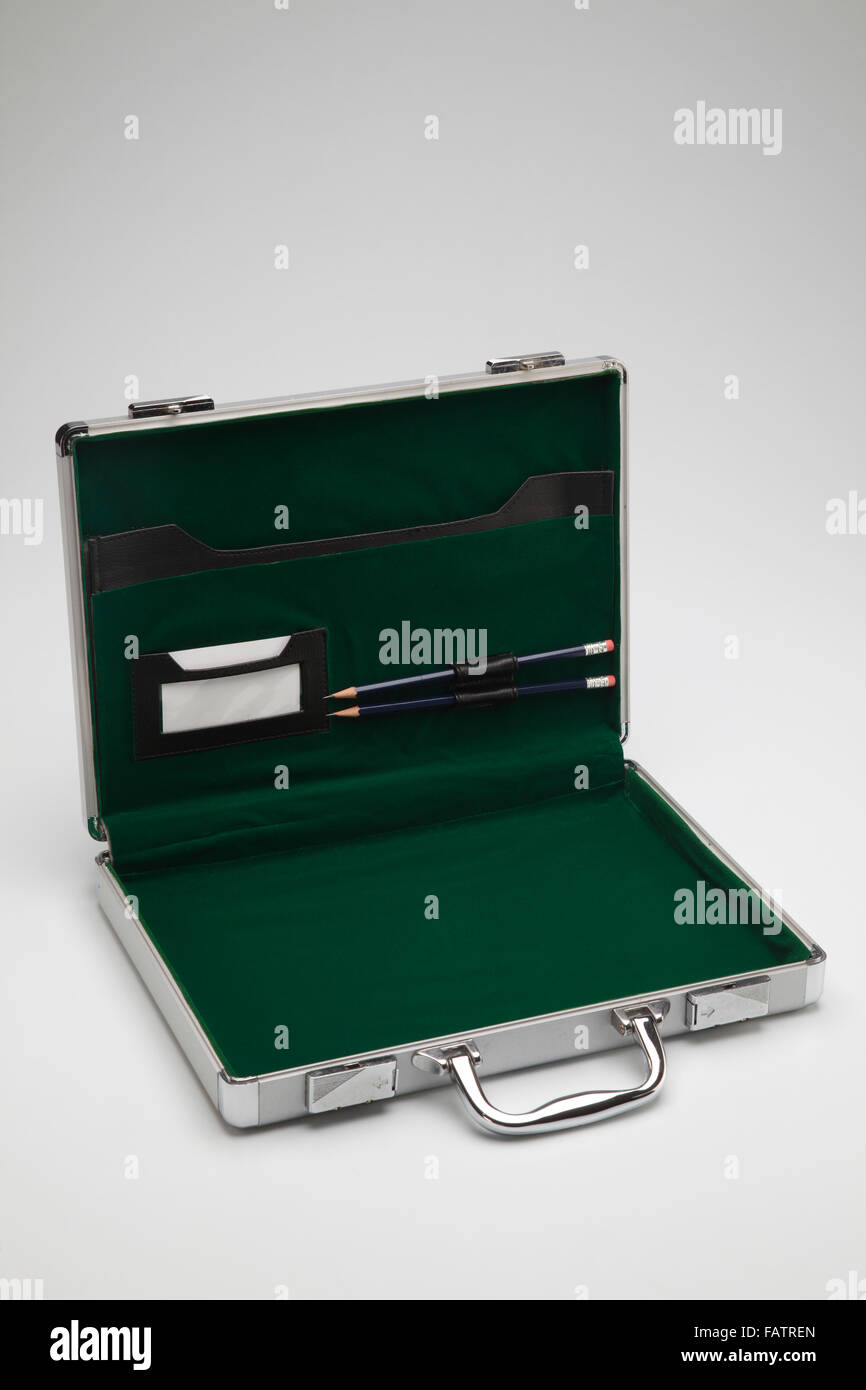 leere Aktentasche auf dem weißen Stockfoto