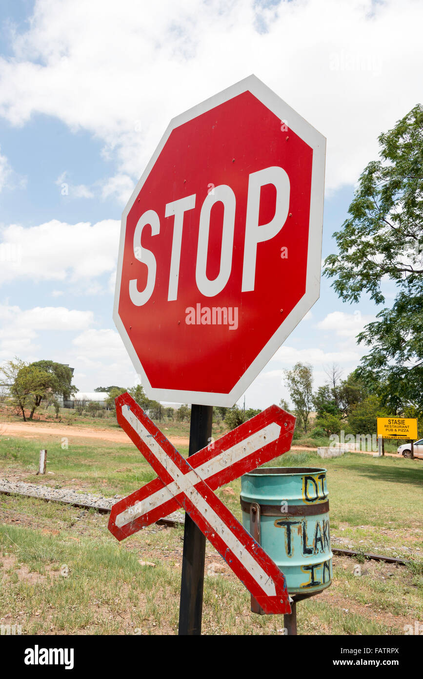 Eisenbahn-Kreuzung-Stop-Schild, Oak Avenue, Cullinan, Tshwane Stadtverwaltung, Provinz Gauteng, Südafrika Stockfoto