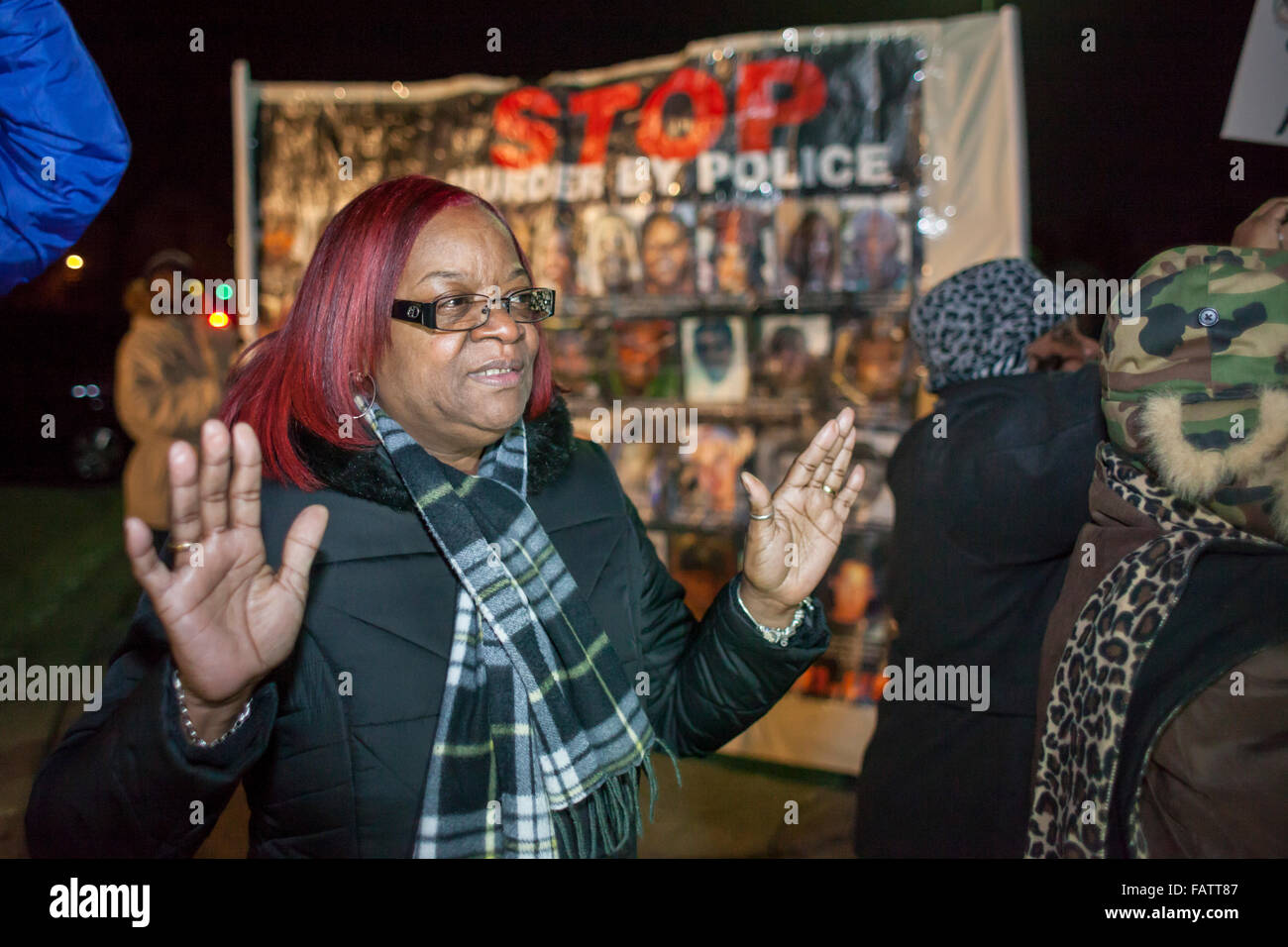 Dearborn, Michigan, USA. 4. Januar 2016. Bürgerrechtler protestieren die Ermordung eines unbewaffneten psychisch Kranke afrikanisch-amerikanischen Mann, Kevin Matthews, von einem Polizeibeamten in Dearborn. Dearborn Polizist Matthews in einer nahe gelegenen Detroit Nachbarschaft verfolgt und schoss ihm, offenbar nach einem Kampf. Bildnachweis: Jim West/Alamy Live-Nachrichten Stockfoto
