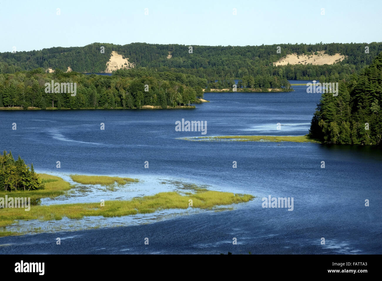 Eigenen, MI, USA. 14. August 2013. Ein Blick nach Osten über Cooke Teich, Blick aus der Iargo Springs scenic Overlook. Cooke Teich ist wegen seiner riesigen Sanddünen und die herrliche Aussicht von hoch oben der malerischsten aller AuSable River-Teiche. Diese besondere Lage ist eine 20-minütige Fahrt von der Innenstadt eigenen und am Ufer des Lake Huron. Primitive Campingplätze stehen entlang Cooke Teich. © Mark Bialek/ZUMA Draht/Alamy Live-Nachrichten Stockfoto