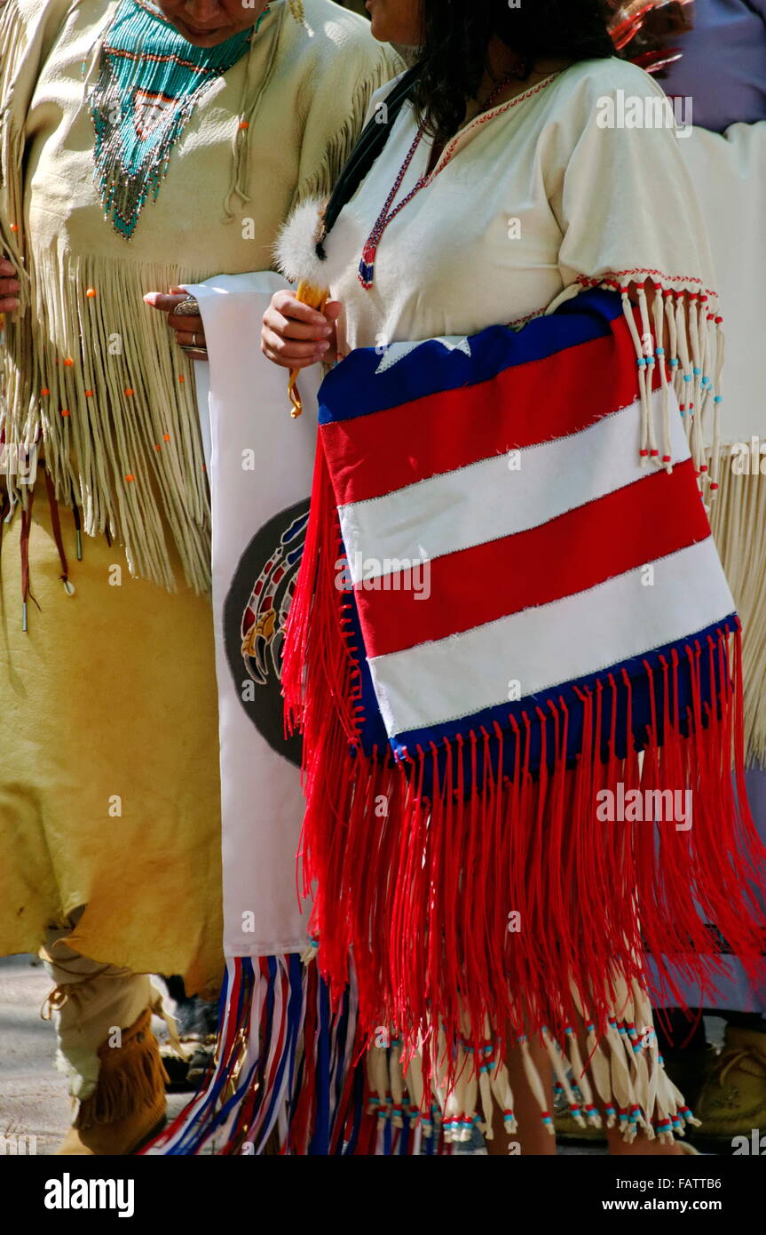 Die indianische Frau zeigt ihre Insignien im nanticoke Indian Powwow in der Nähe von Georgetown, Delaware. Stockfoto