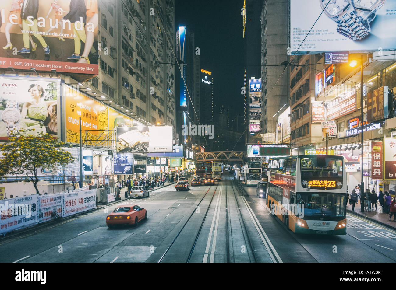 Hong Kong-Straße in der Nacht im Bereich Mittel- und Wanchai. Stockfoto