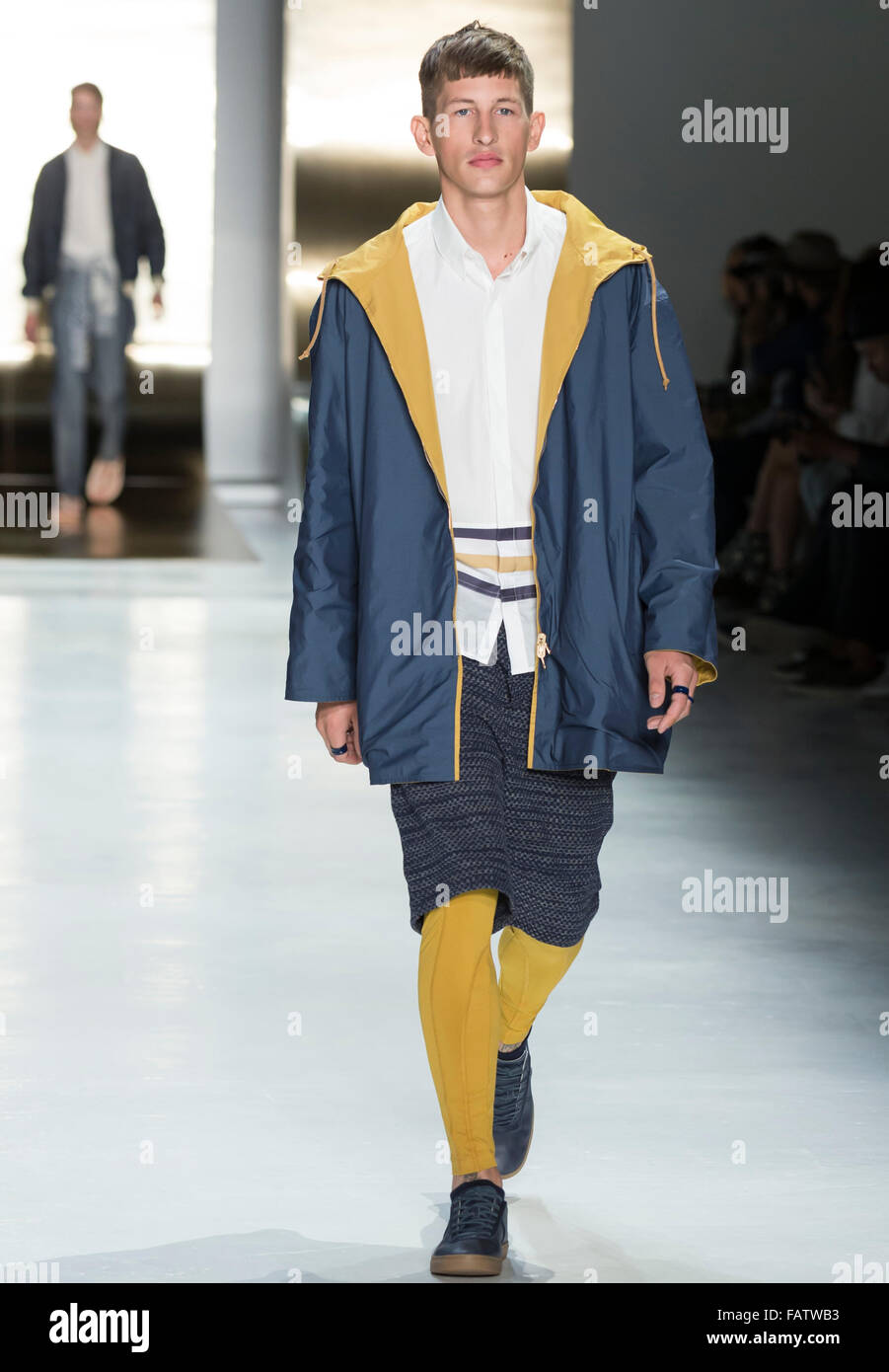 NEW YORK, NY - 16. Juli 2015: Jannik Scharmweber Wanderungen die Start-und Landebahn bei Perry Ellis zeigen auf der NY Fashion Woche Herren s/s 2016 Stockfoto