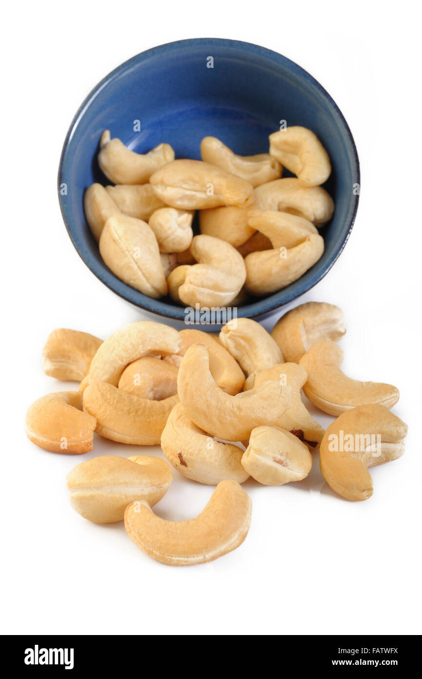 Gerösteten Cashew-Nüssen auf weißem Hintergrund Stockfoto