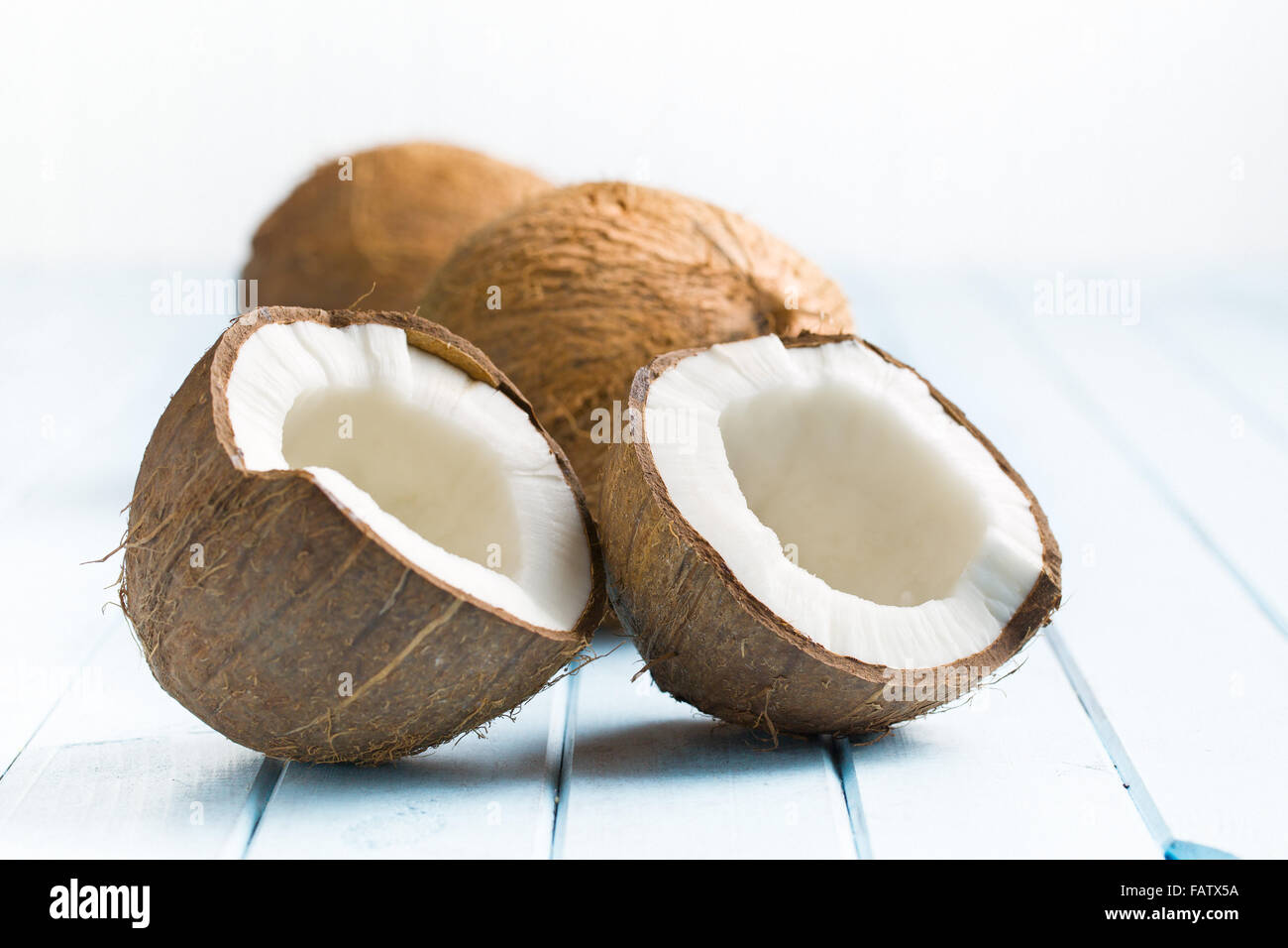 halbierte Kokosnuss auf Küchentisch Stockfoto