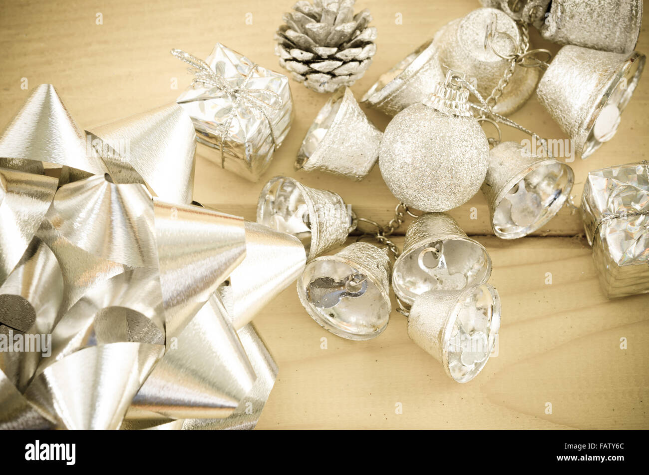 Weihnachts-Dekoration. Silberne Glocke und Silberband in Vintage-Hintergrund. Stockfoto