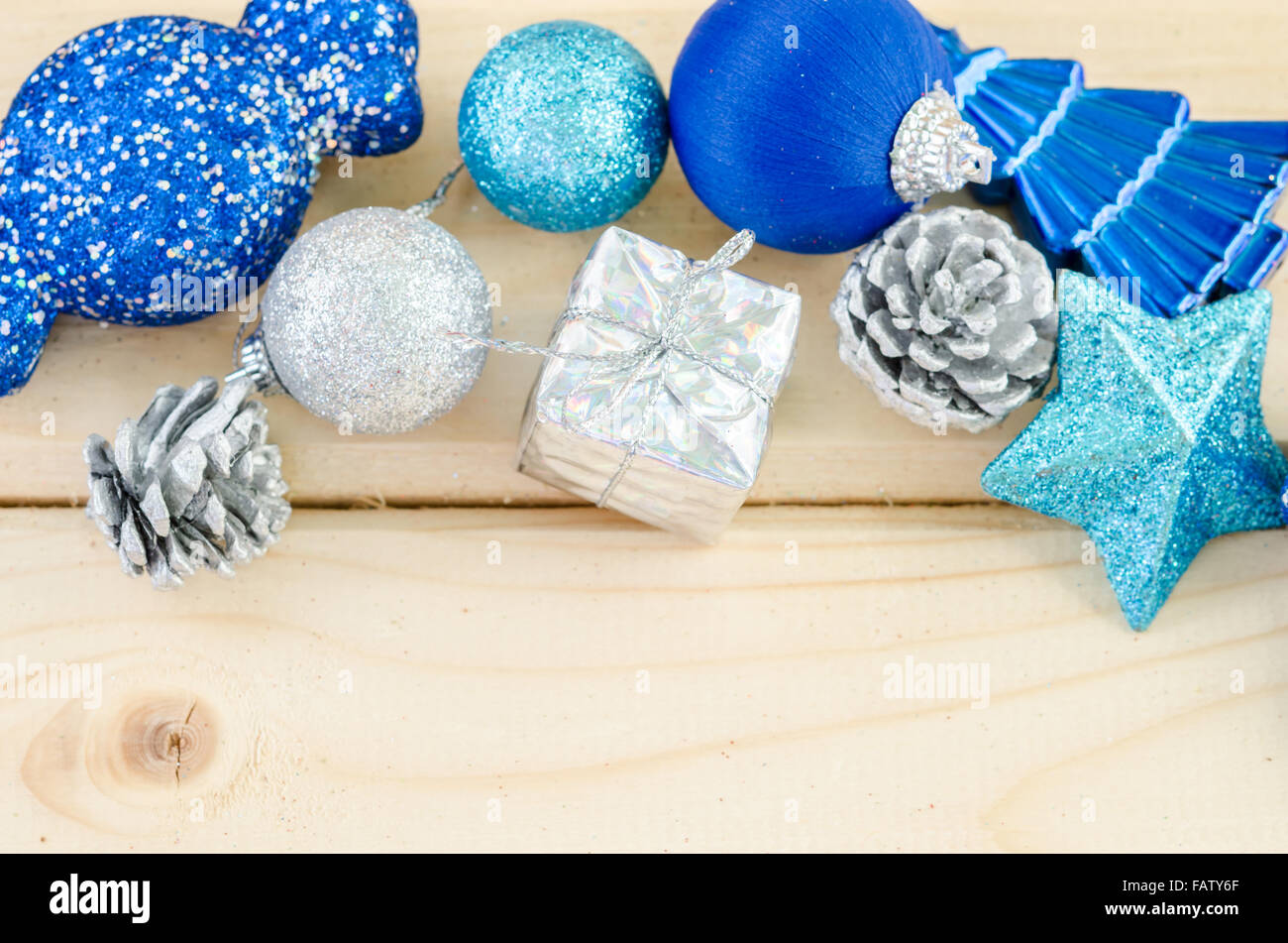 Blauen Weihnachtsschmuck auf hölzernen Hintergrund. Stockfoto