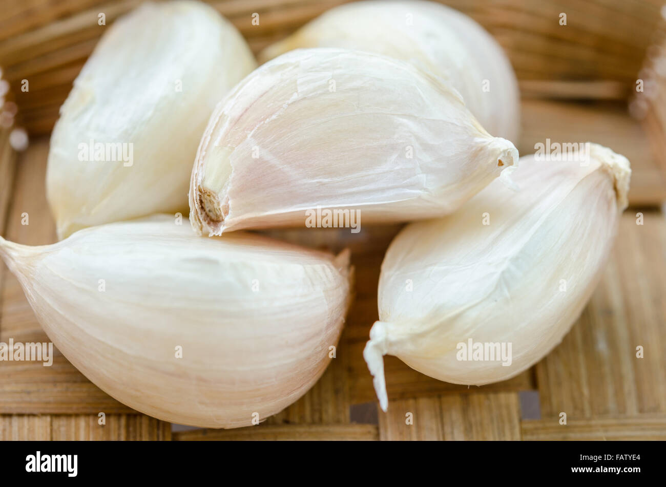 Knoblauch in hölzerne Geflecht Korb. Stockfoto