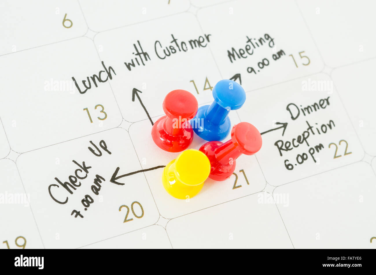 PIN auf Kalender mit anstrengenden Tag überarbeiteten Zeitplan. Stockfoto