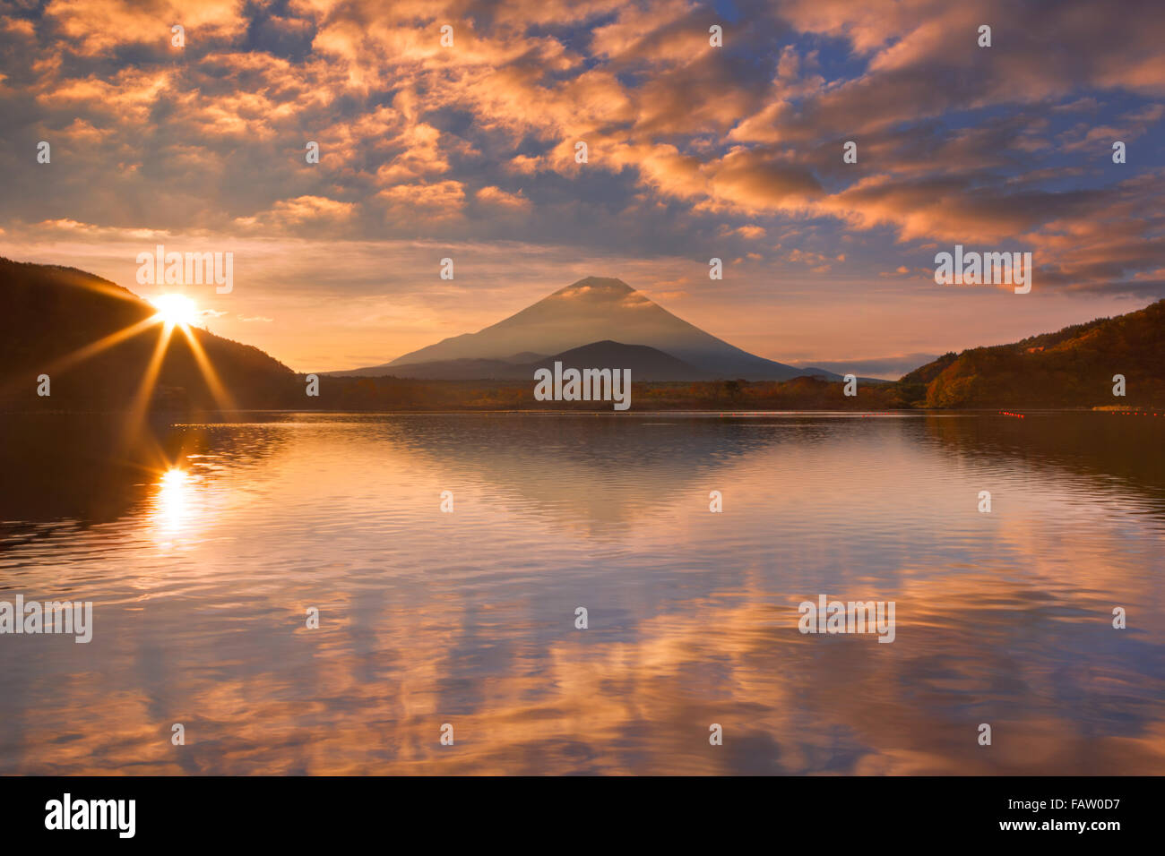 Mount Fuji (Fujisan, 富士山), fotografiert bei Sonnenaufgang vom See Shoji (Shojiko, 精進湖). Stockfoto