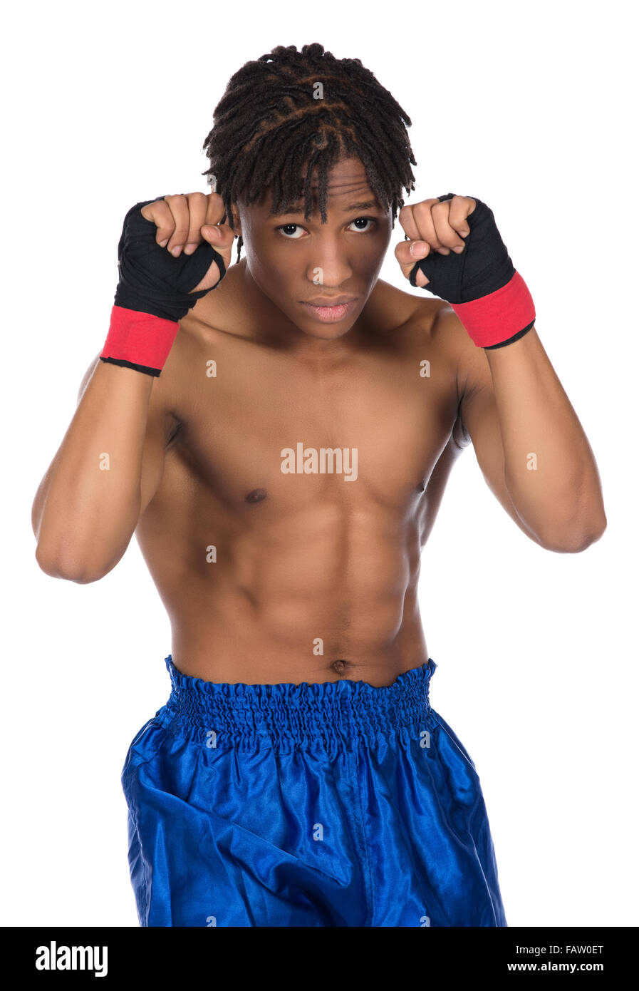 Junge muskulöse athletische männliche Boxer blaue Boxershorts und rote Boxhandschuhe. Stockfoto